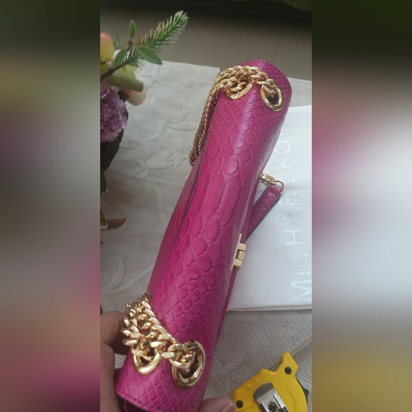 Authentic Michael Kors Tina Medium Shoulder Bag in Fuchsia - Picture 4 of 16